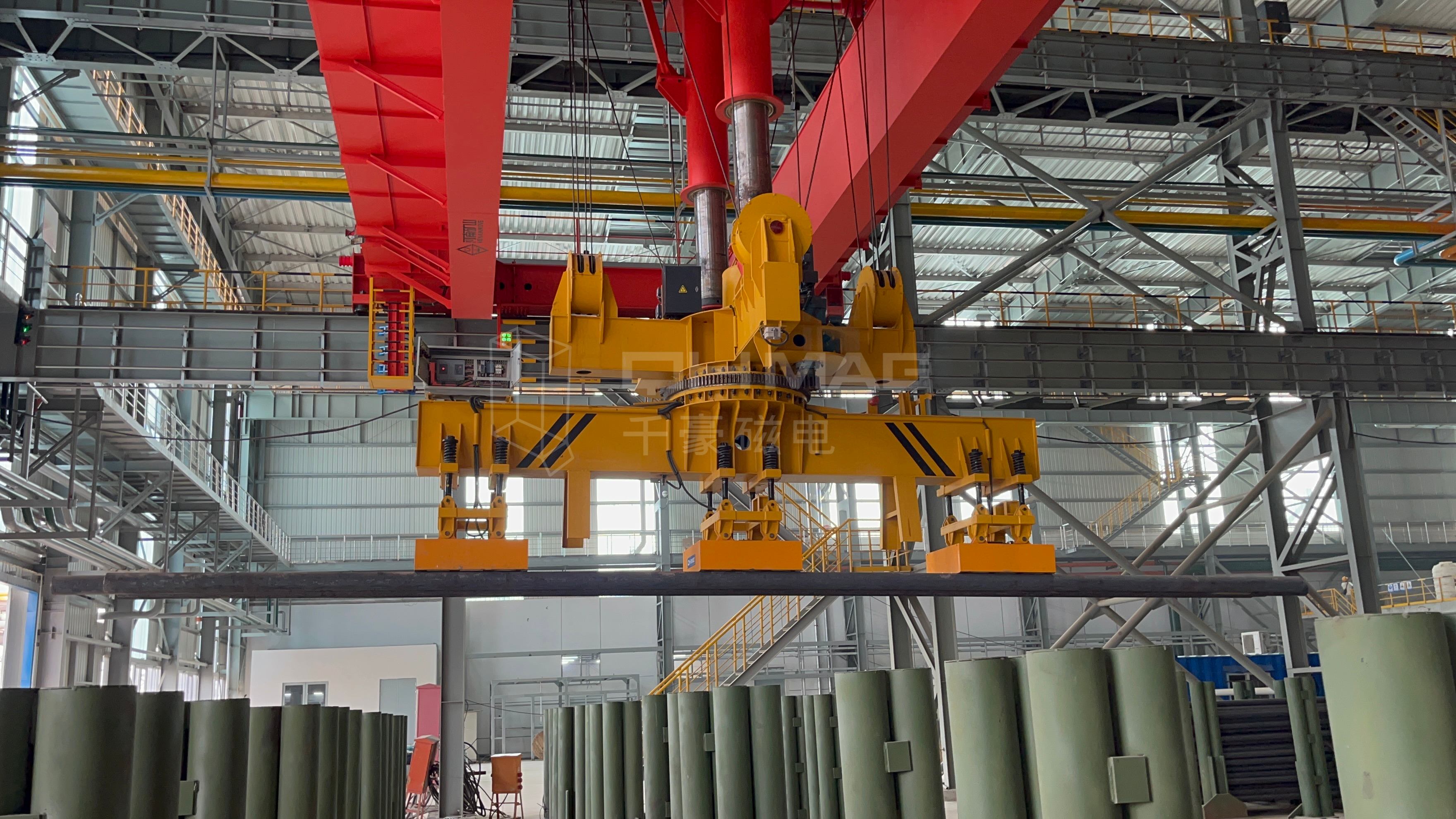 成排圓坯吊運(yùn)，圓坯吊運(yùn)，圓坯搬運(yùn)，吊圓坯，圓坯怎么吊，電永磁吊具，成排鋼管吊運(yùn)，一次吊一排圓坯，圓坯電永磁吊具，起重電永磁鐵，永磁起重器，起重電磁鐵，電磁吊，磁力吊，吊具，起重吊具，智能行車